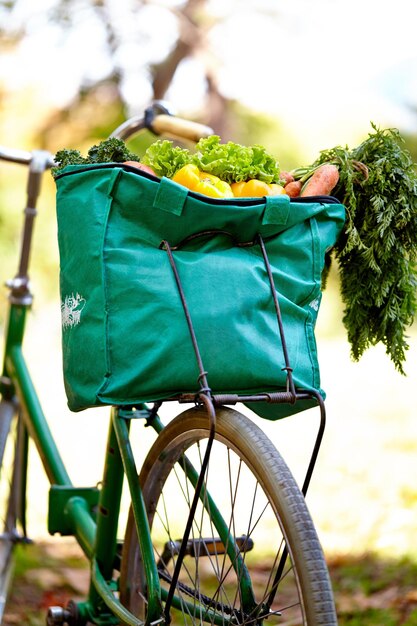 Voller Genuss Schnappschuss einer Tüte Gemüse auf einem Fahrrad