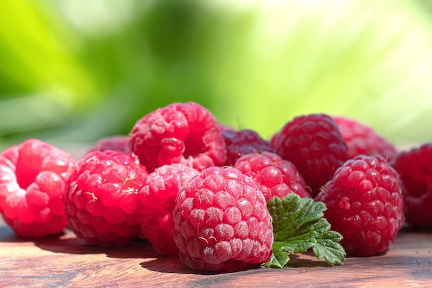 Foto voller korb mit süßen und reifen himbeeren