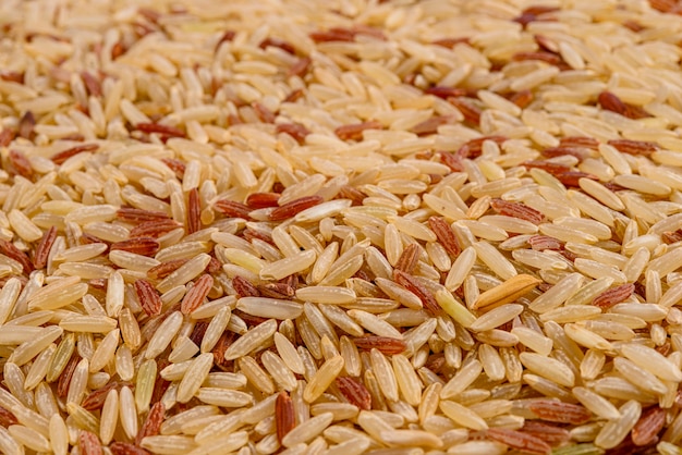 Voller Rahmen von braunem Reis und rotem Reis.