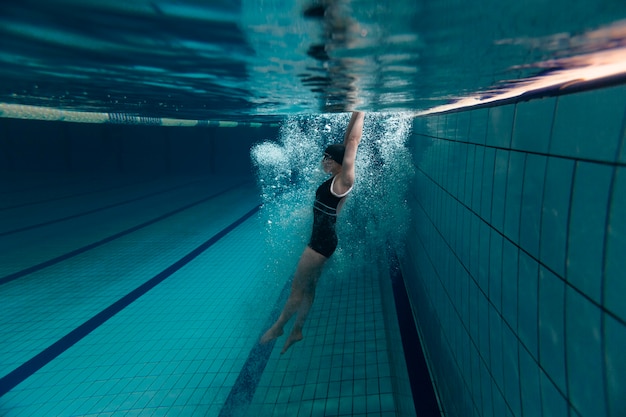 Foto voller schuss athlet im pool