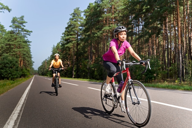 Foto voller schuss frauen auf fahrrädern