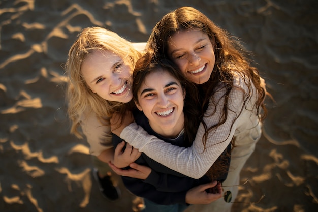 Foto voller schuss glückliche frauen, die sich umarmen