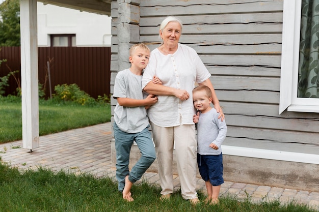 Foto voller schuss großmutter und kinder