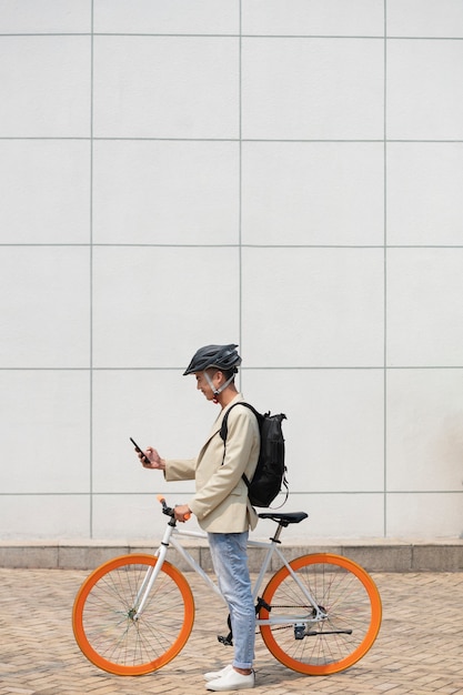 Foto voller schuss mann auf dem fahrrad mit smartphone