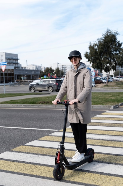 Voller Schuss Mann auf Elektroroller auf der Straße