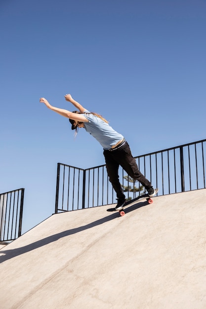 Foto voller schuss mann macht trick auf skate