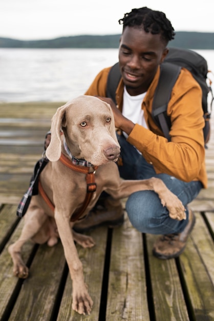 Foto voller schuss mann streichelt hund