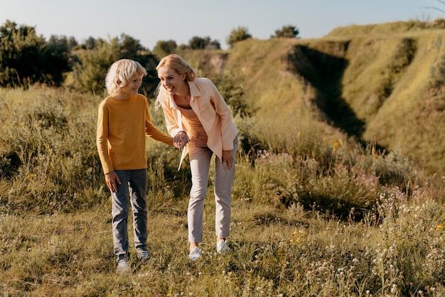 Foto voller schuss mutter und kind händchen haltend