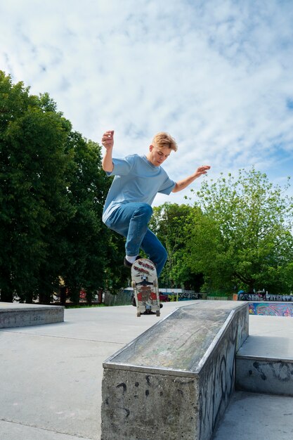 Foto voller schuss teenager auf skateboard im freien