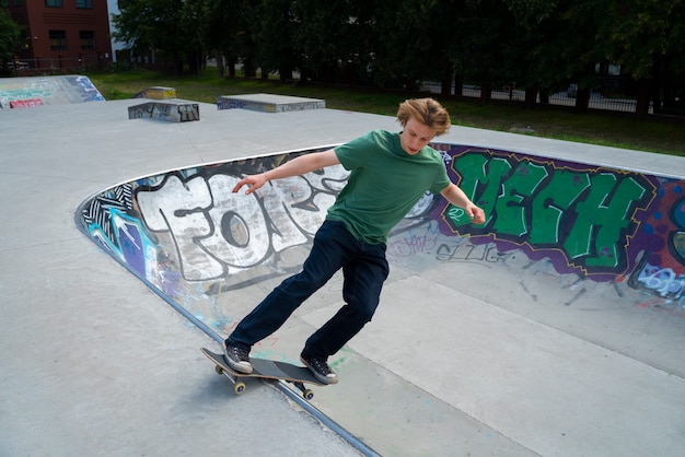 Foto voller schuss teenager, der spaß auf skateboard hat