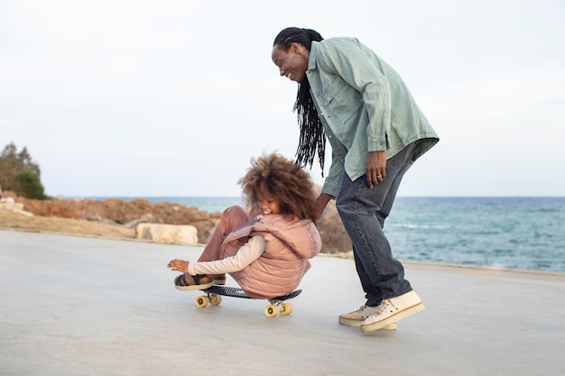 Voller Schuss Vater und Mädchen mit Penny Board