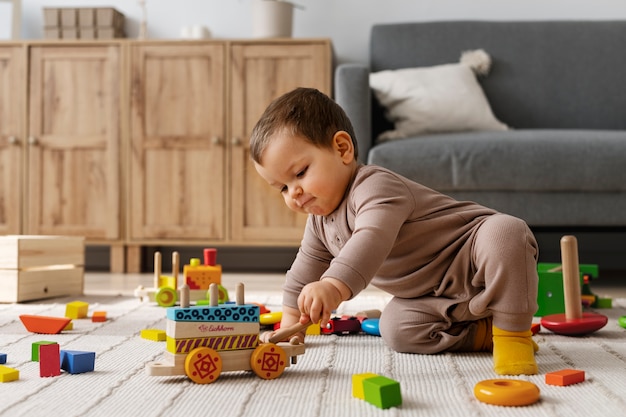 Foto voller schuss verärgertes kind, das mit spielzeug spielt