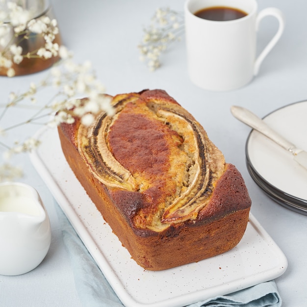 Volles Bananenbrot. Kuchen mit Banane, Schokolade. Traditionelle amerikanische Küche. Seitenansicht