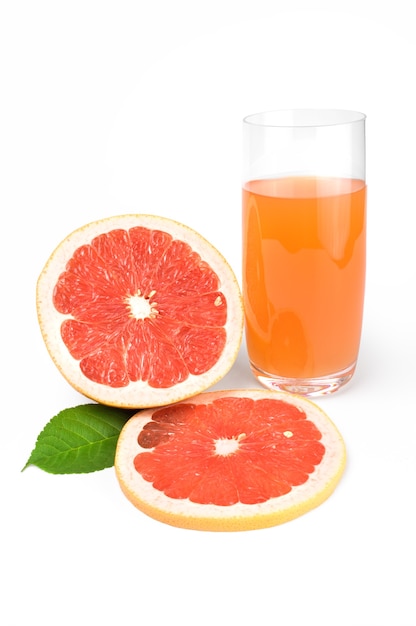 Volles Glas Grapefruitsaft und Früchte lokalisiert auf Weiß.