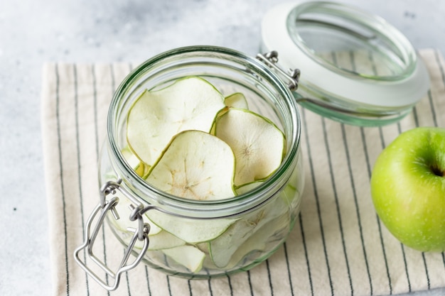 Volles Glas mit dehydrierten Apfelchips. Veganes Dessert