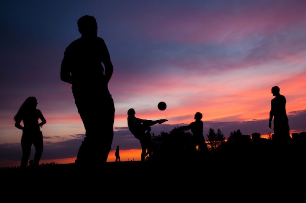 Volleyball bei Sonnenuntergang