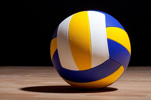 Volleyball-Objektball auf dunklem Hintergrund