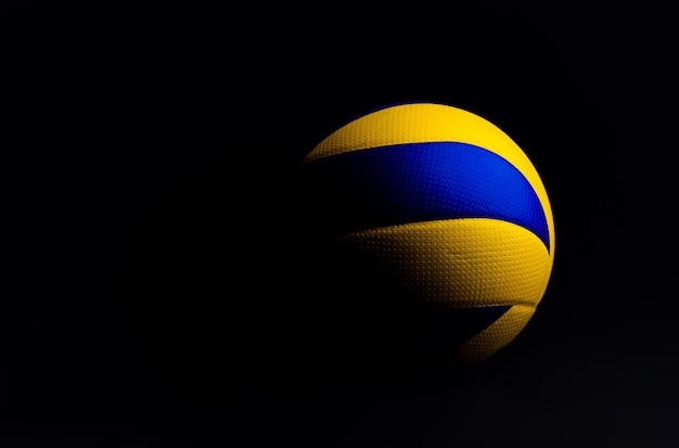 Volleyballball lokalisiert auf schwarzem Hintergrund