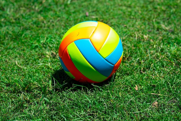 Volleyballball Sommer aktiver Urlaub Sommer sportliche Aktivitäten Volleyball Sport am Sommerstrand
