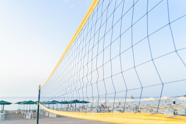 Volleyballnetz am Strand mit klarem und sonnigem Himmel