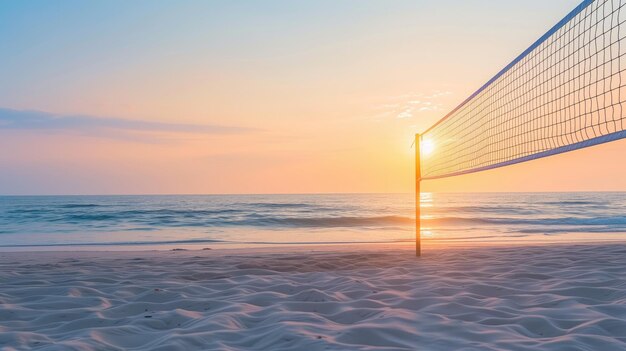 Volleyballnetz an einem Sandstrand bei Sonnenuntergang