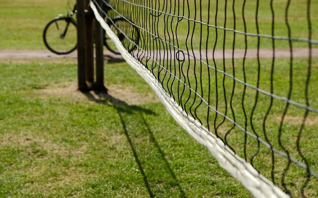 Volleyballnetz mit Fahrrad an einem sonnigen Tag