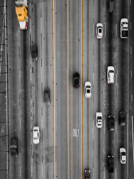 Vollformat-Aufnahme der Autobahn in der Stadt
