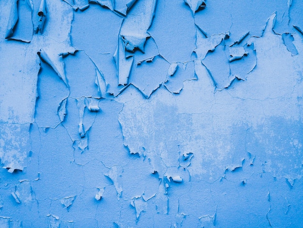 Vollformat-Aufnahme einer blauen, geschälten Wand