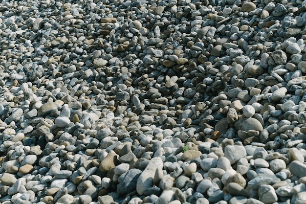 Vollformat-Aufnahme von Kieseln am Strand