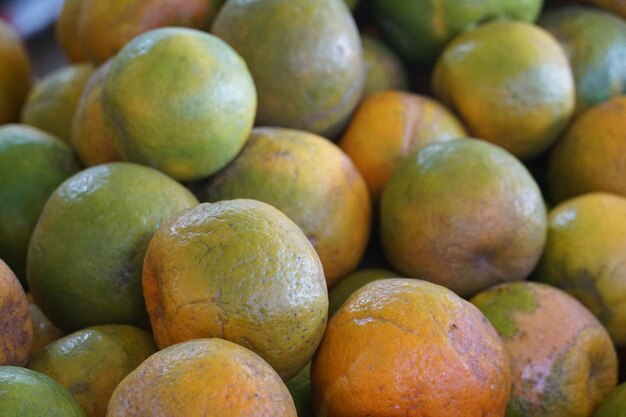 Foto vollformat-bild von früchten zum verkauf am marktstand