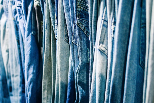 Vollformatige Aufnahme von Jeans zum Verkauf auf dem Straßenmarkt