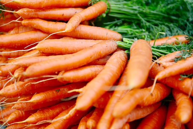 Foto vollformatige karotten zum verkauf auf dem marktstand