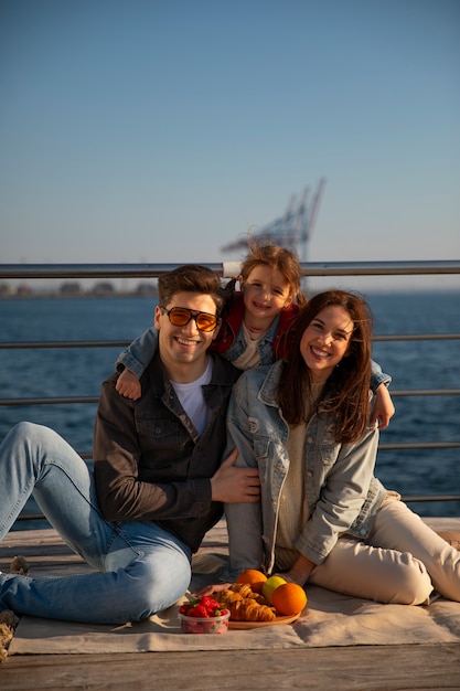 Vollfotografierte Familie, die auf einem Steg herumhängt