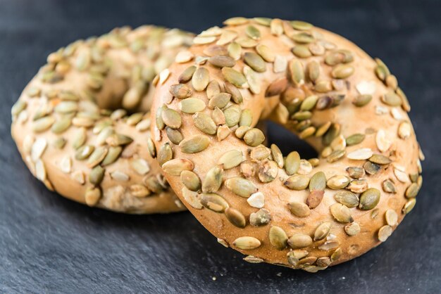 Vollkorn Bagels auf einer Schieferplatte