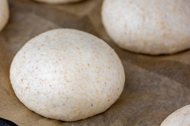 Vollkorn-Burgerbrötchen. Den Teig vor dem Backen prüfen