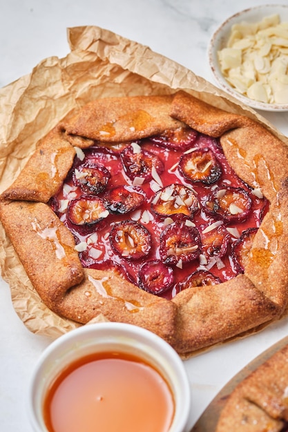 Foto vollkorn-galette mit pflaumen, honig, lavendel und mandeln.