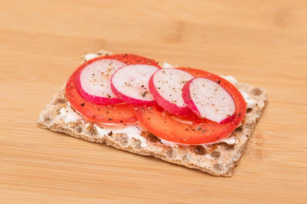 Vollkorn-Knäckebrot mit Tomaten-Frischkäse und Radieschen