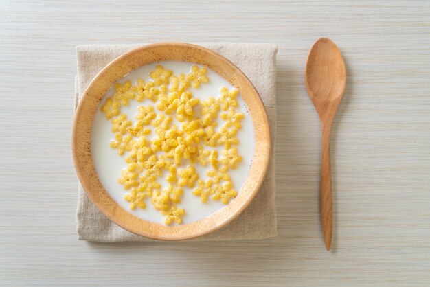 Vollkorn-Müsli mit frischer Milch zum Frühstück