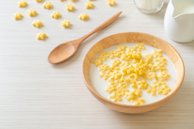 Vollkorn-Müsli mit frischer Milch zum Frühstück