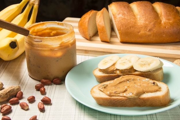 Vollkorn-Sandwiches mit hausgemachter ungesüßter Erdnussbutter.