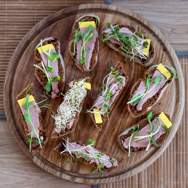 Vollkorn-Sandwiches mit Micro Greens. Veganer Partytisch mit Bio-Gemüse-Häppchen. Gesunder Lebensstil, moderne Kochzutaten und richtiges Essen.