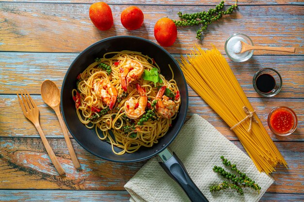 Vollkorn-Spaghetti-Nudeln mit Garnelen-Draufsicht-Kopierraum