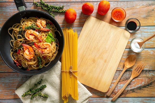 Vollkorn-Spaghetti-Nudeln mit Garnelen und Brokkoli-Draufsicht aus Holz