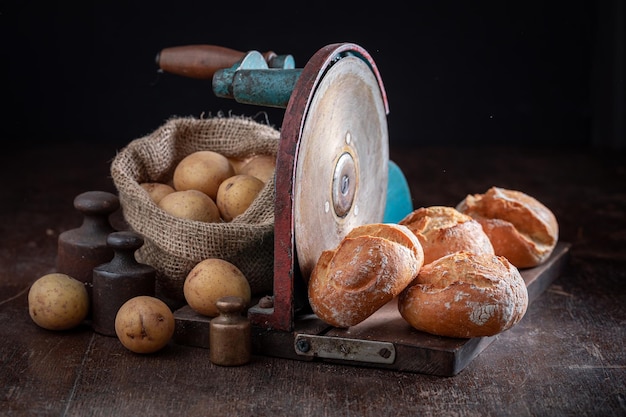 Vollkorn und gesunde Kartoffelbrötchen im urigen Keller