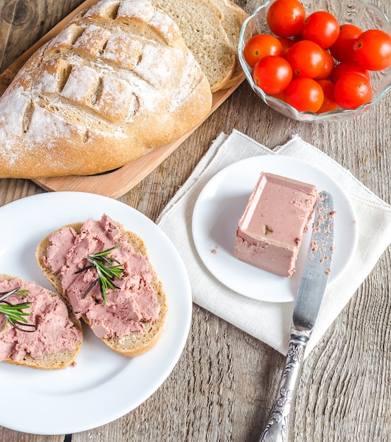 Vollkornbrötchen mit Leberpastete