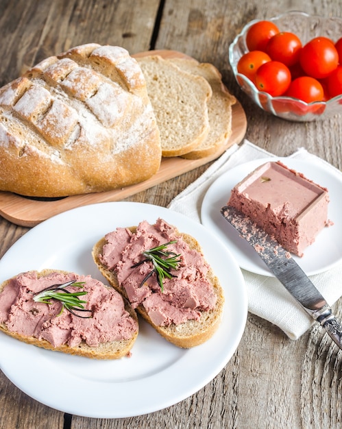 Vollkornbrötchen mit Leberpastete