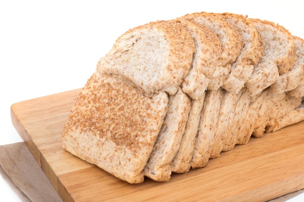 Vollkornbrot auf Holzplatte