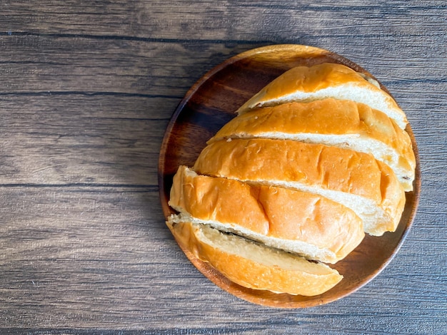 Vollkornbrot essfertig auf dem Holzhintergrund