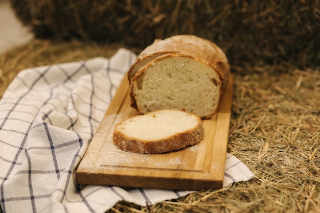 Vollkornbrot gebacken zu Hause geschnittenes Brot auf Holzbrett auf Heu Bio-Zutaten