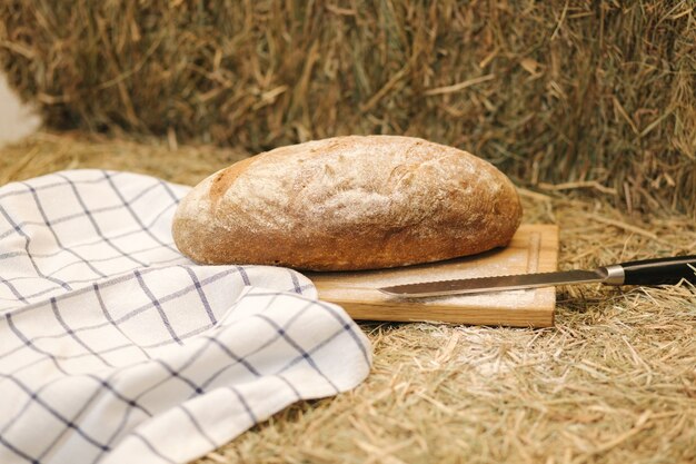 Vollkornbrot gebacken zu Hause Holzbrett auf Heu Bio-Zutaten